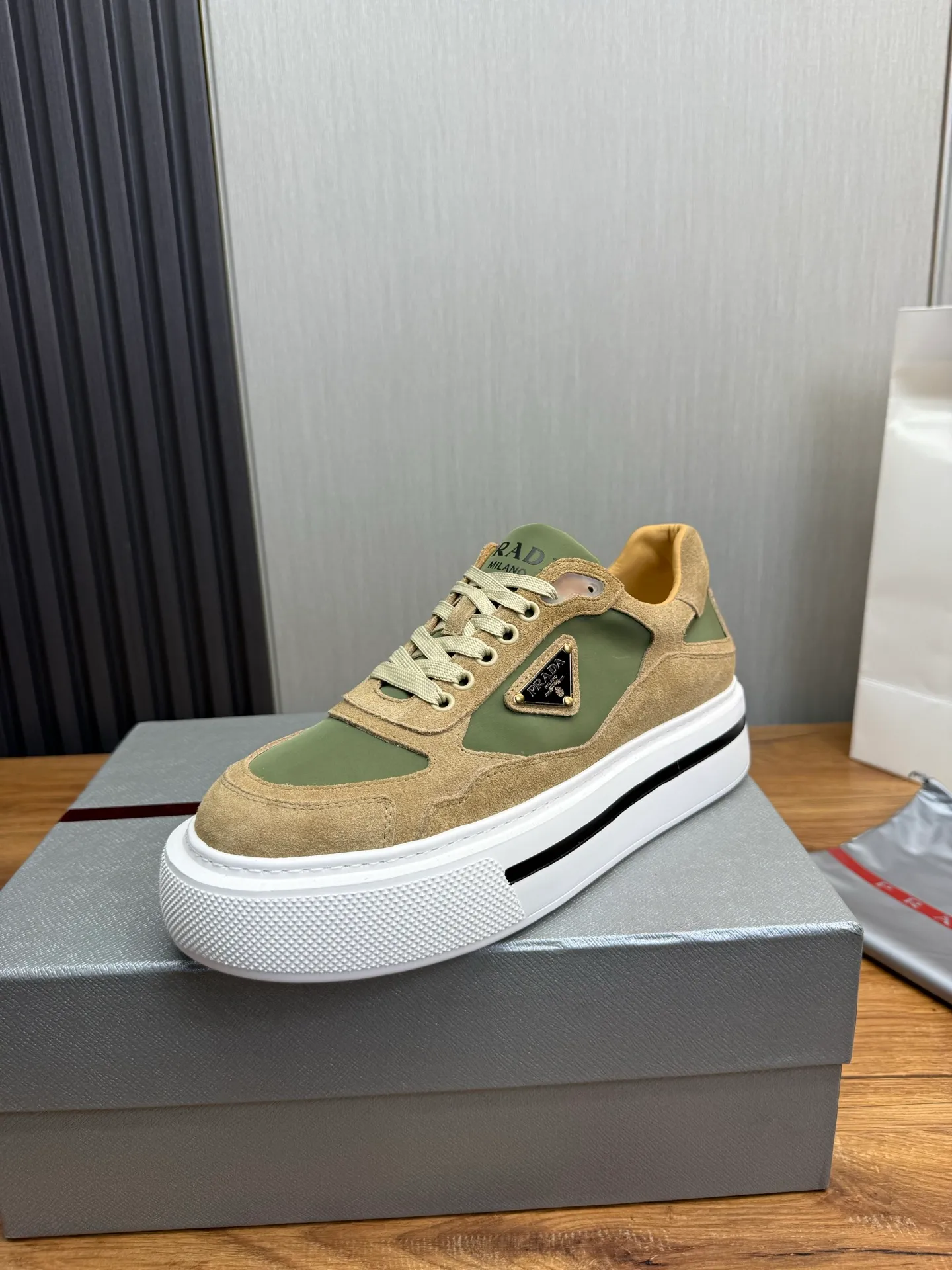 Men's shoes 💰580💰 [PRADA] Hot-selling men's shoes shipped 👏Official website synchronized ⬆️ Original cowhide fabric + cowhide lining, cowhide feet 🐮 1:1 shipment ✔️Original original sole, 38-45 (45. Customized, non-refundable)